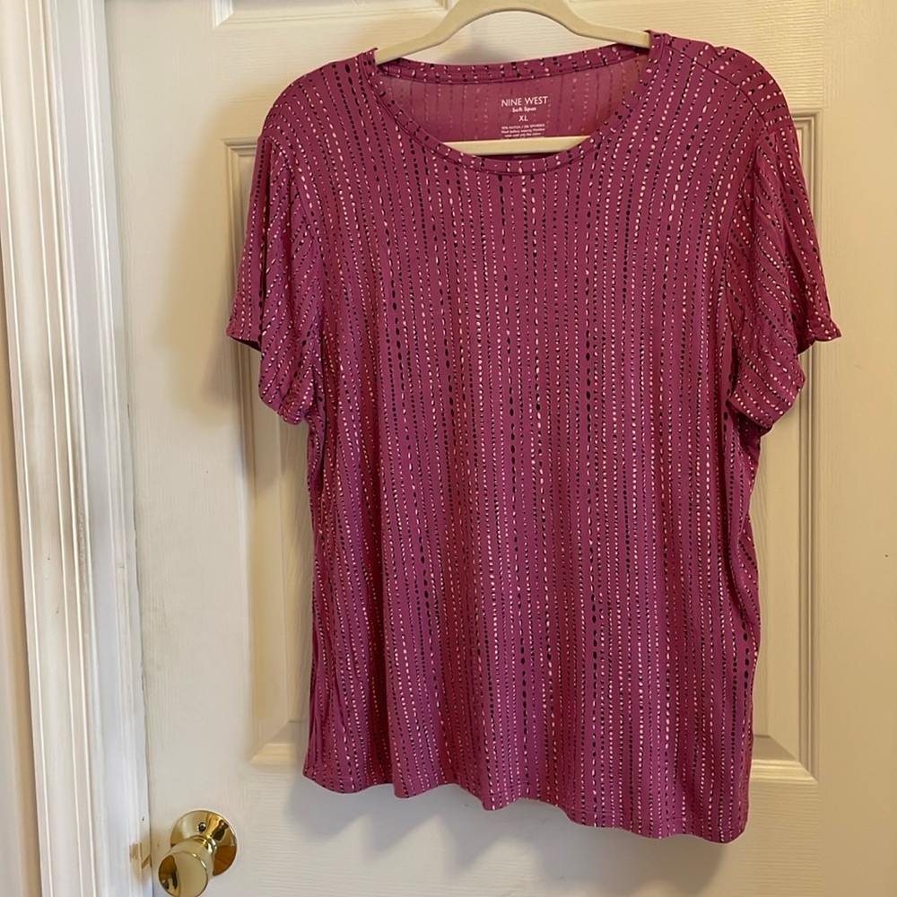 Nine West Short Sleeve top. Raspberry background with pattern. Size XL